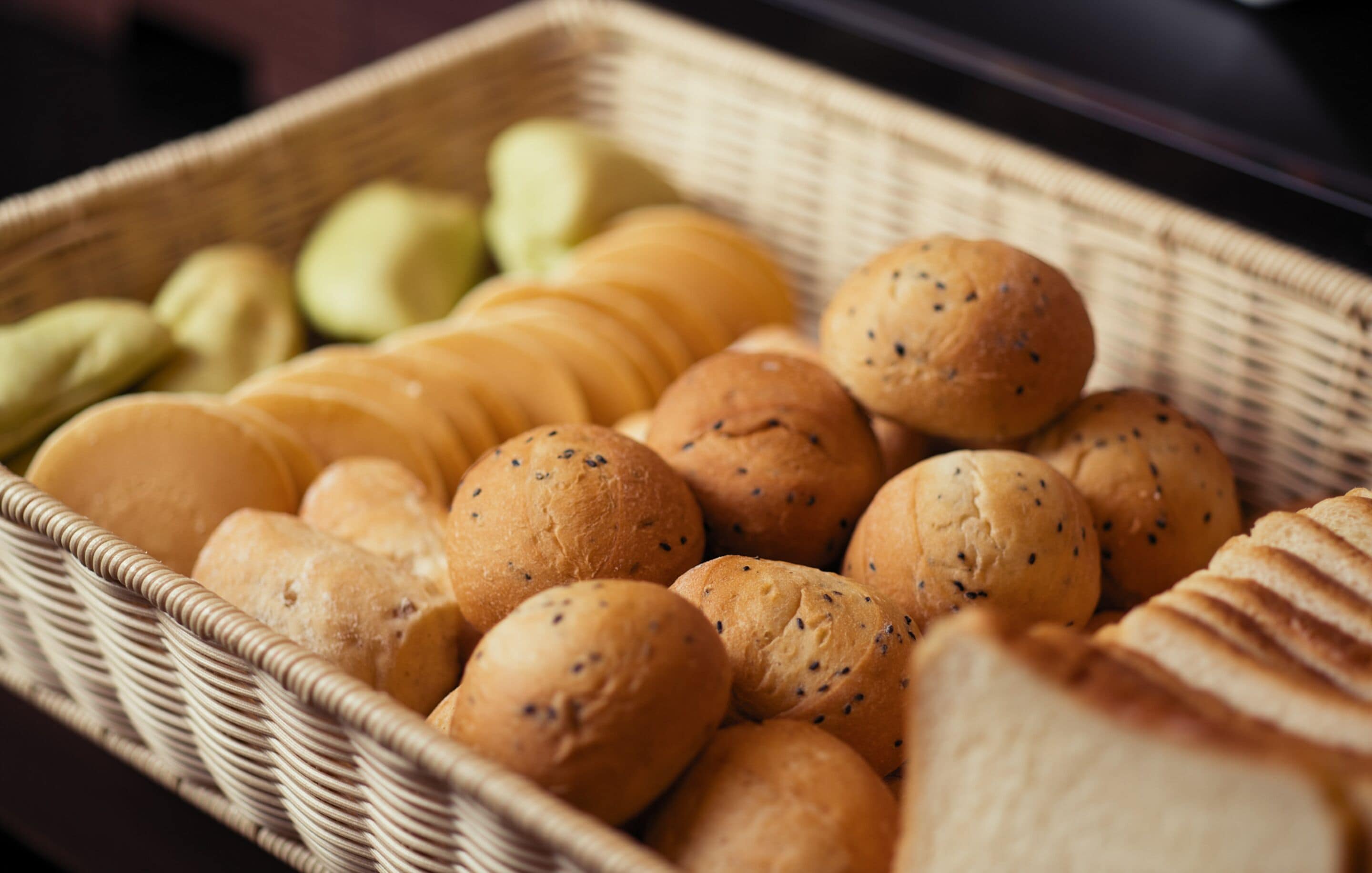 Ein Korbkorb mit verschiedenen Brötchen.