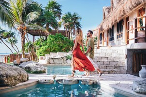 Una piscina al aire libre, sillones reclinables de piscina