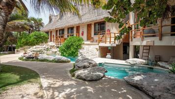 Vista frontal de la propiedad