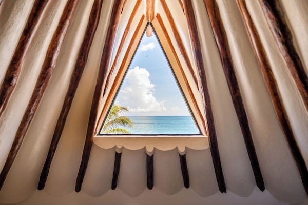 Habitación, vista al mar | Ropa de cama de alta calidad y minibar