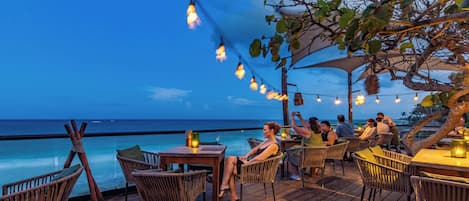 Se sirven desayunos, comidas, cenas y cocina tailandesa con vista al mar