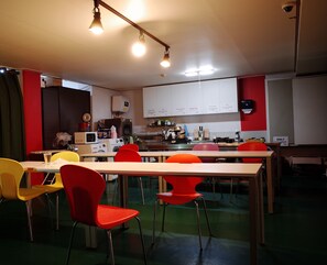Breakfast area - Kimchee Downtown Guesthouse - Hostel (Seoul)