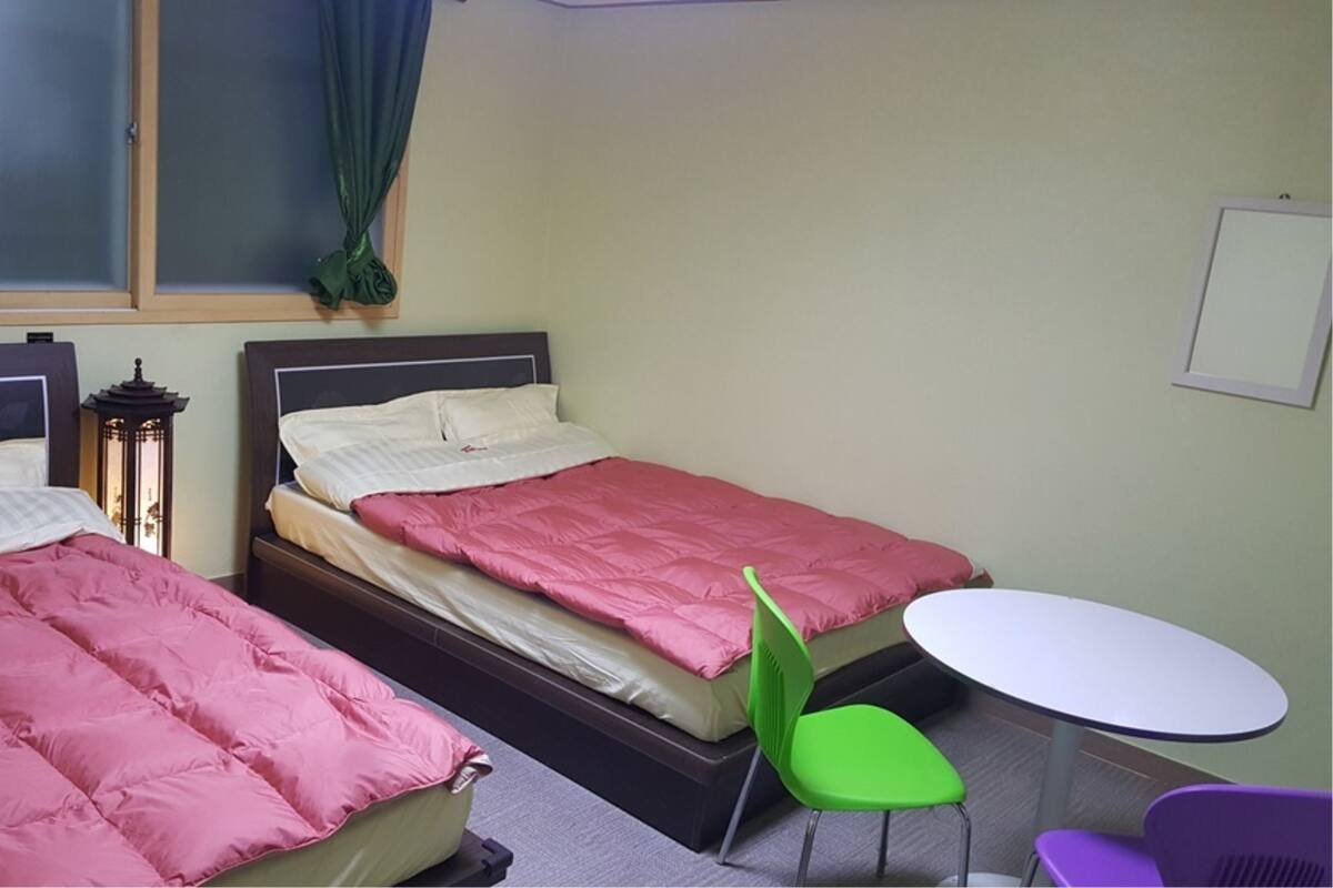 Ropa de cama de alta calidad, camas plegables/adicionales y wifi gratis