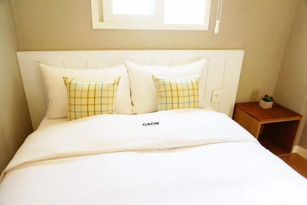 Minibar con artículos gratuitos, escritorio y cortinas blackout