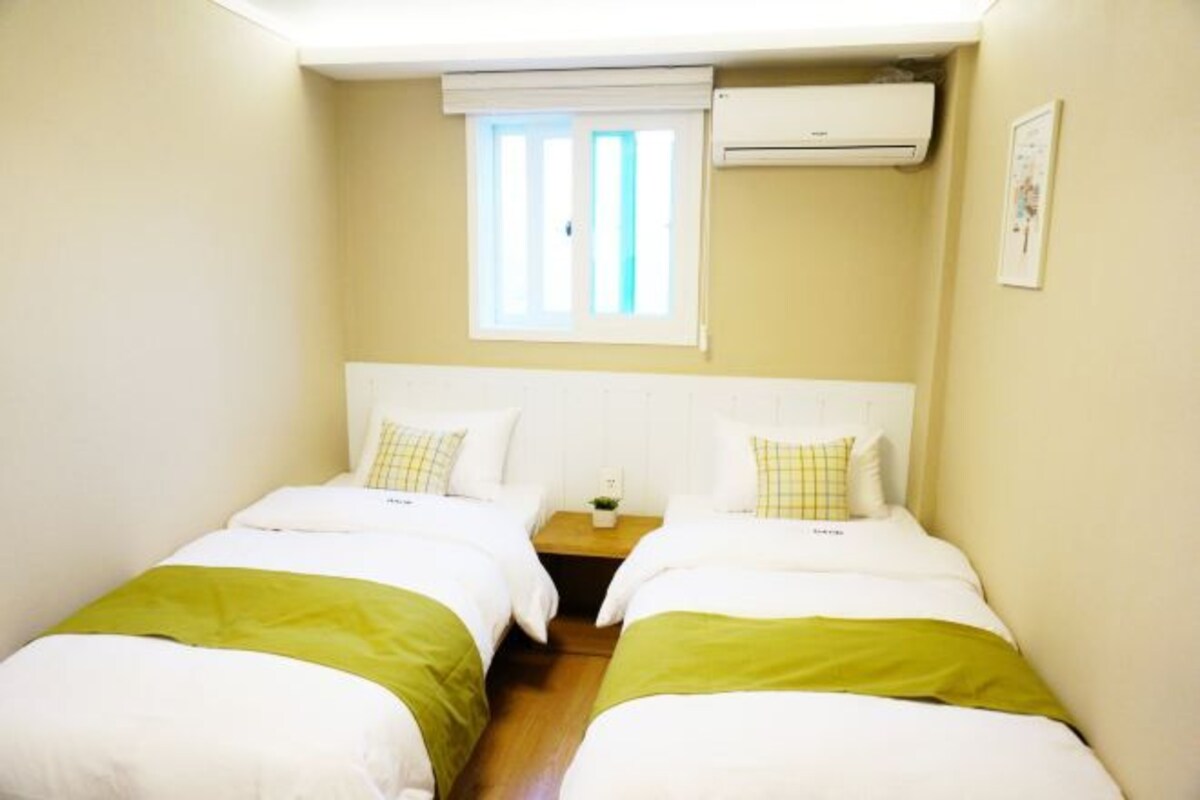 Minibar con artículos gratuitos, escritorio, cortinas opacas