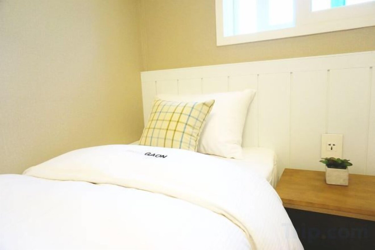 Minibar con artículos gratuitos, escritorio, cortinas opacas