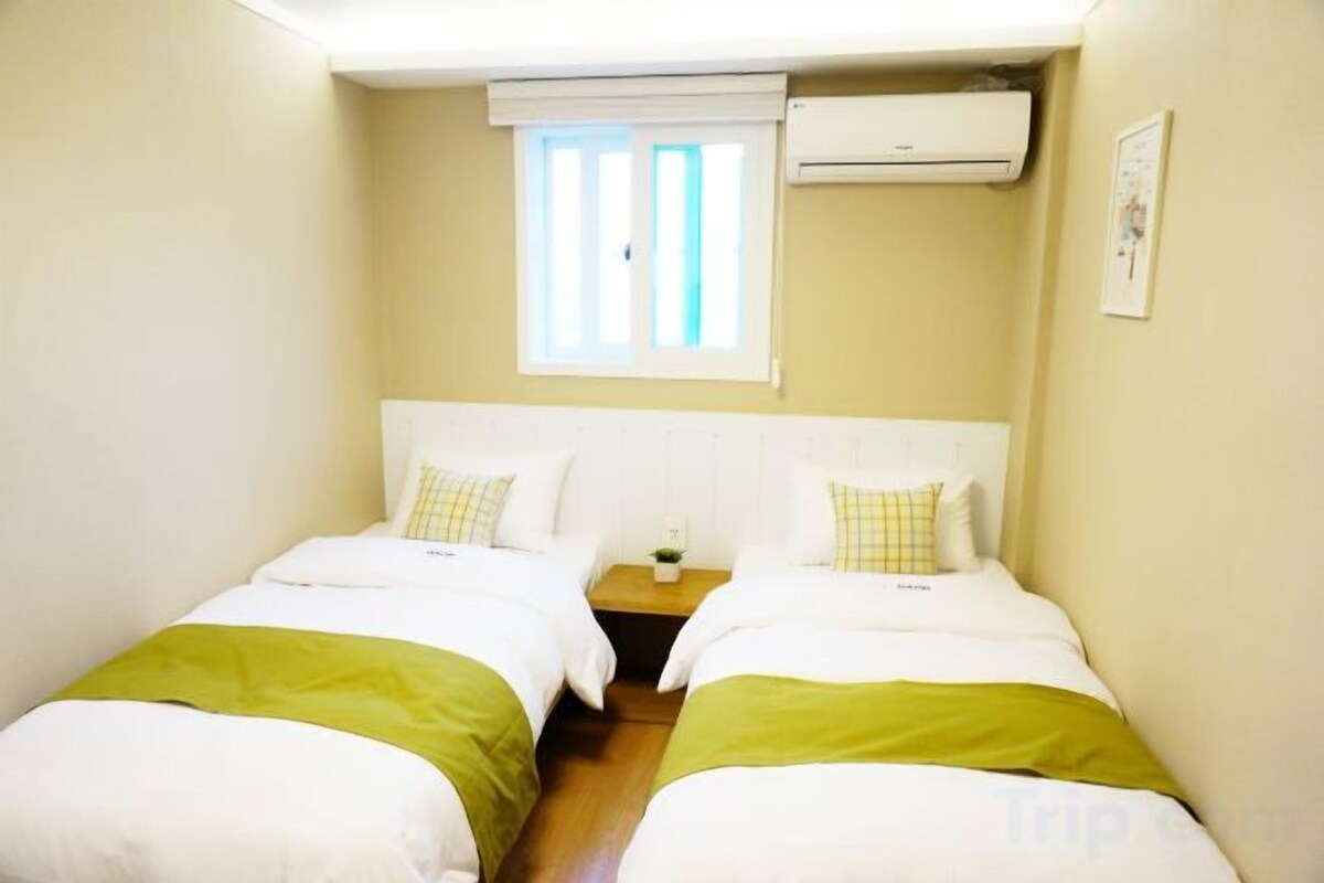 Minibar với thức uống miễn phí, bàn, màn/rèm cản sáng 