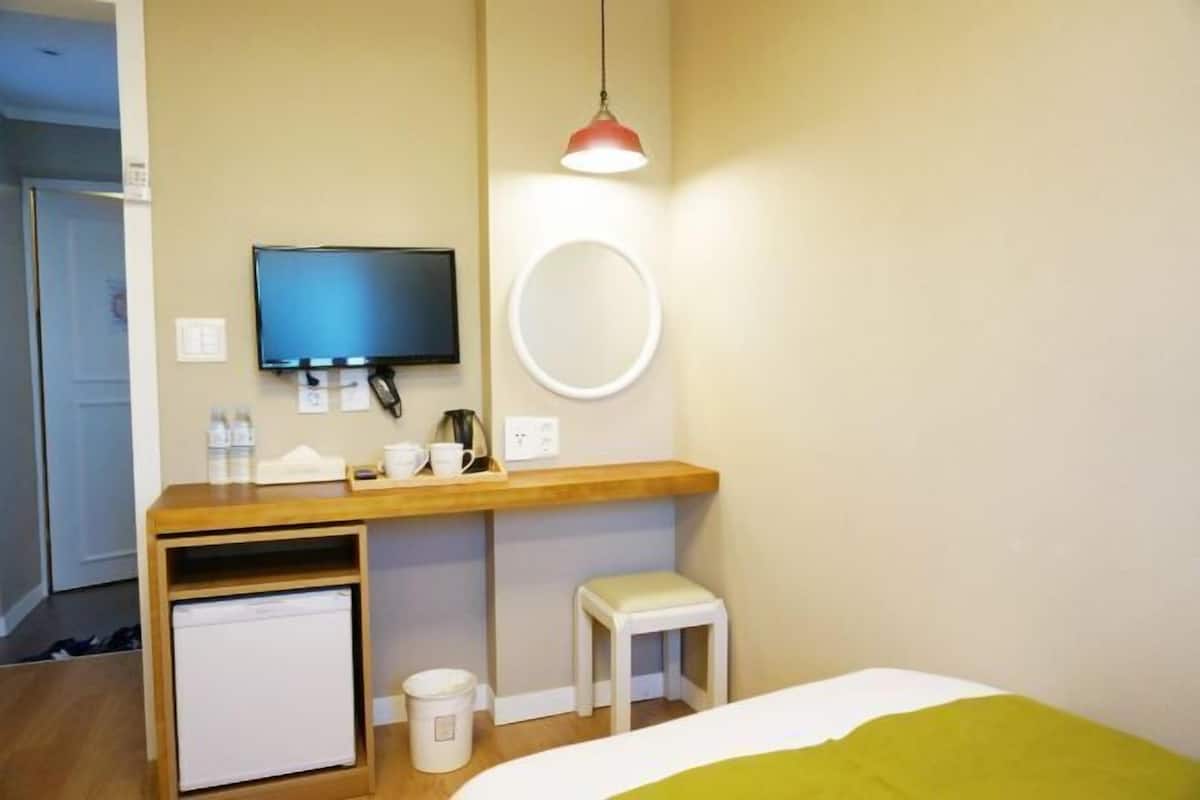 Minibar con artículos gratuitos, escritorio y cortinas blackout