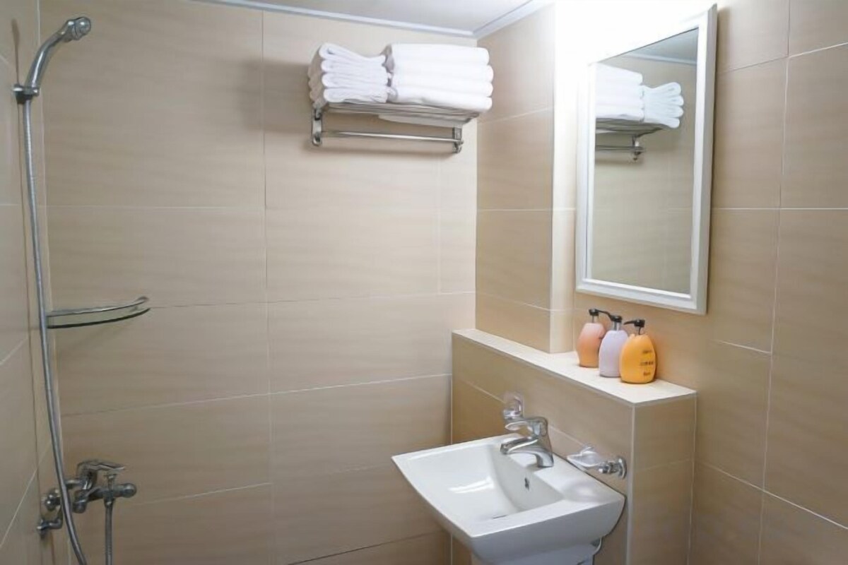 Phòng tắm | Buồng tắm vòi sen, đồ dùng nhà tắm miễn phí, dép đi trong nhà 