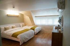Minibar con artículos gratuitos, escritorio y cortinas blackout 