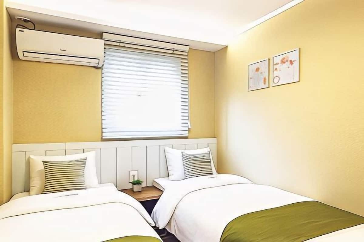 Minibar con artículos gratuitos, escritorio y cortinas blackout