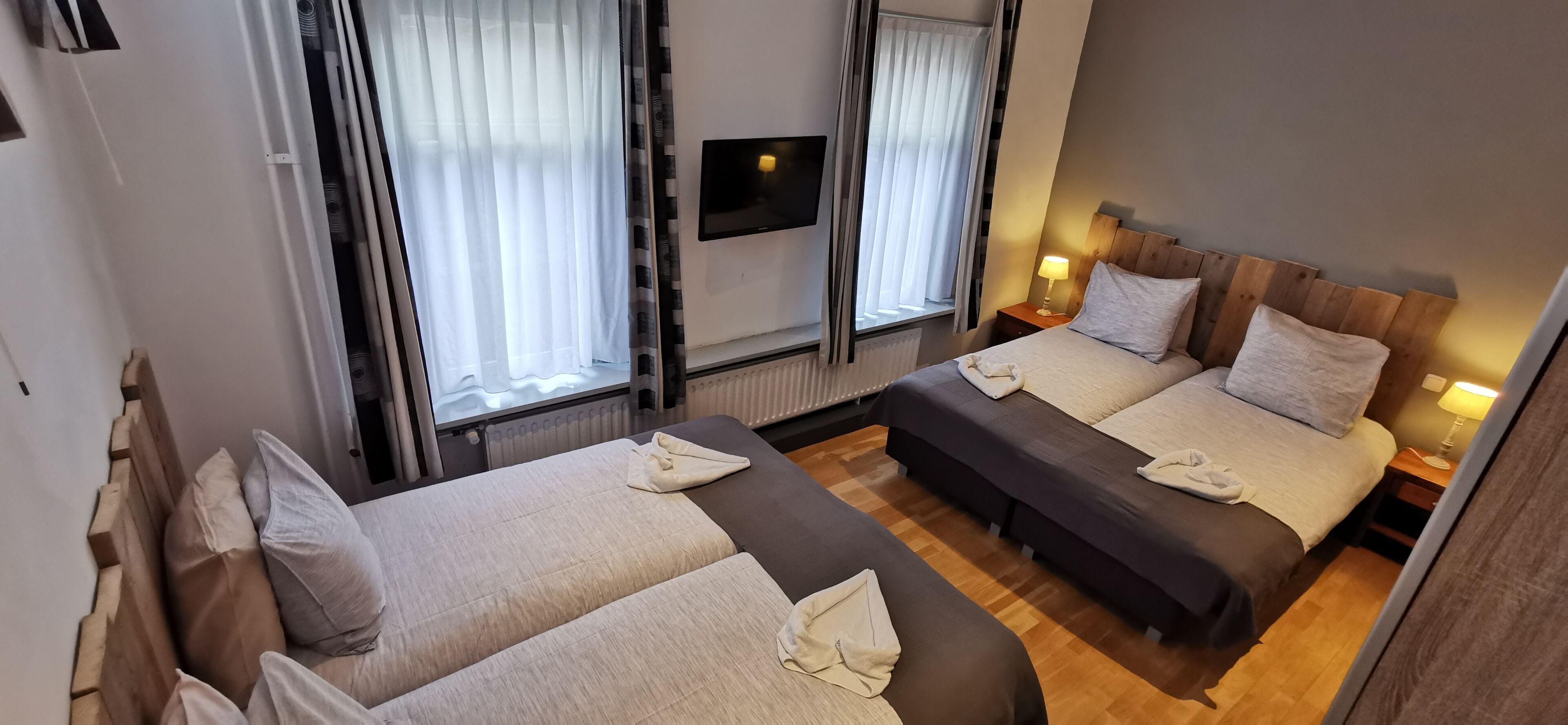 Habitación cuádruple | Caja de seguridad en la habitación, escritorio y cortinas blackout 