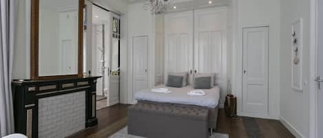 Majestic luxury Suite | In-room safe, desk, blackout drapes, iron/ironing board