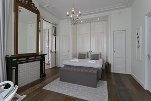 Caja de seguridad en la habitación, escritorio y cortinas blackout