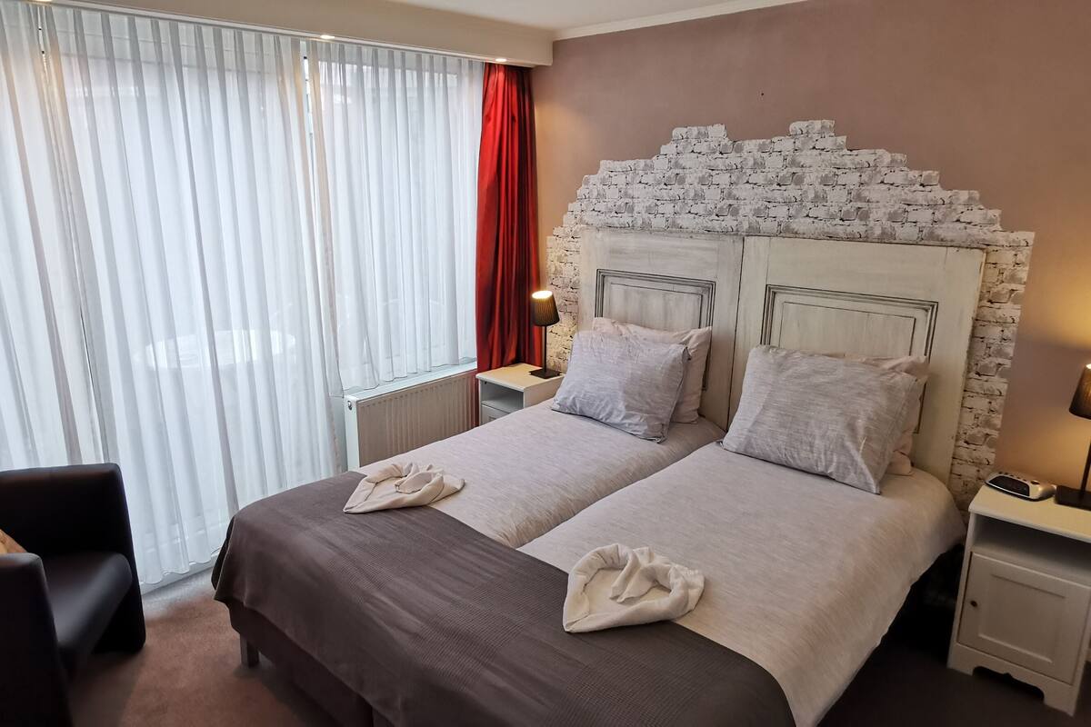 Comfort Twin Room | In-room safe, desk, blackout drapes, iron/ironing board