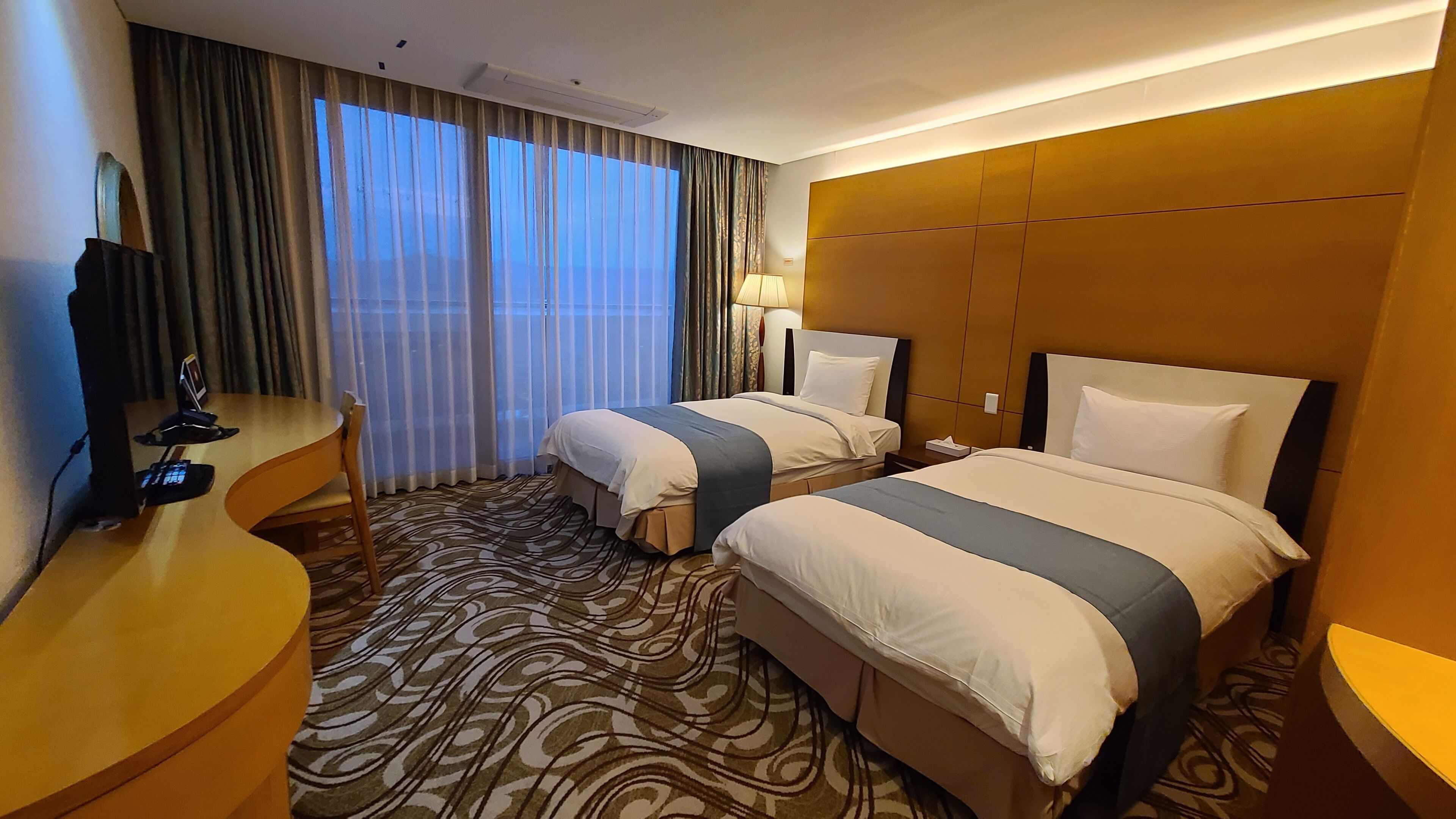 Ropa de cama de alta calidad, muebles diferentes y escritorio 