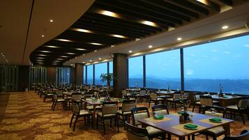 Daily buffet breakfast (KRW 25000 per person)