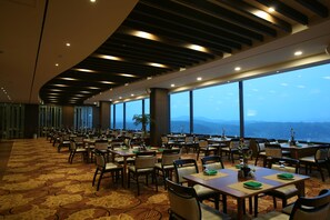 Daily buffet breakfast (KRW 25000 per person)