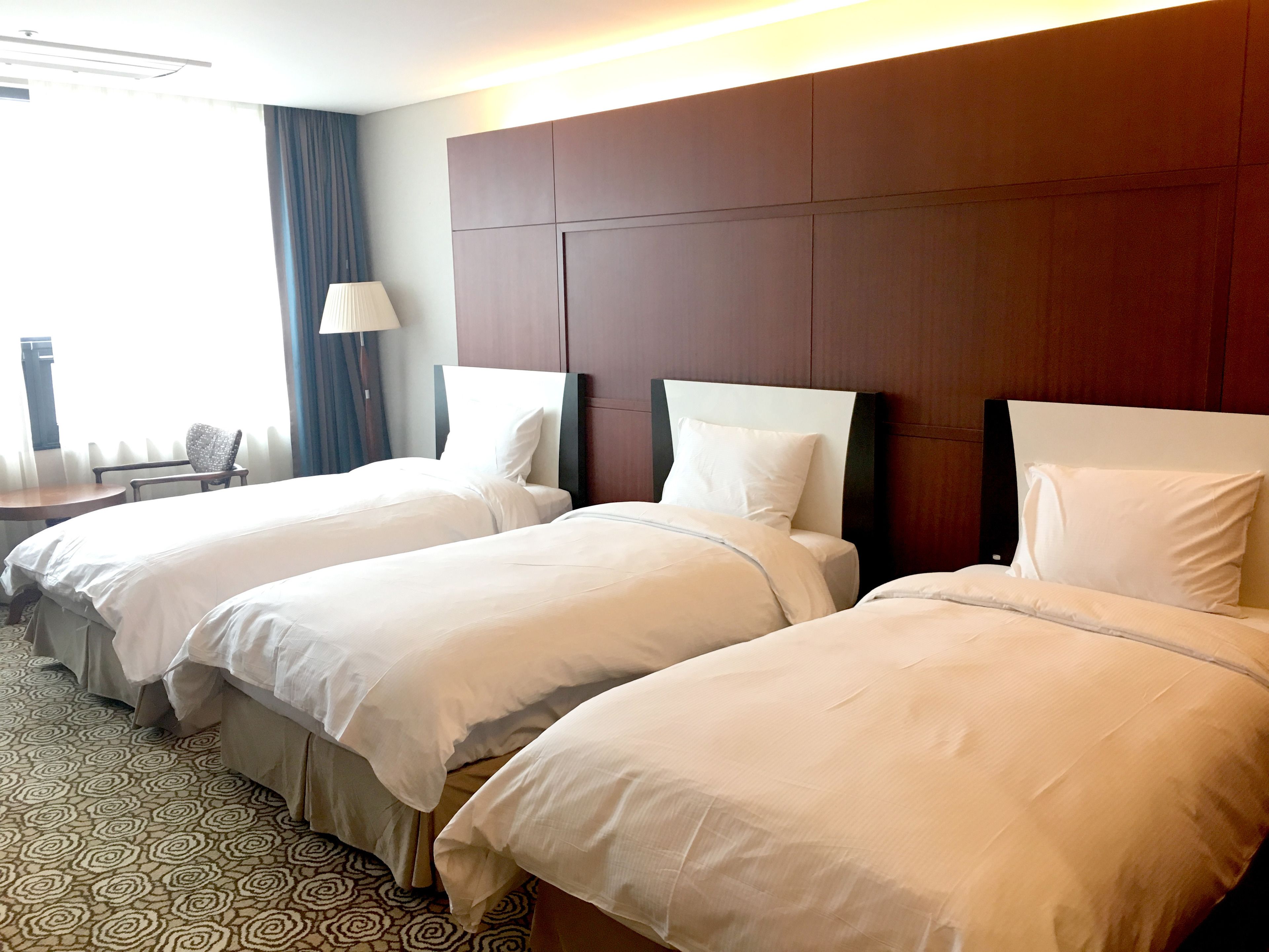 Habitación triple Deluxe | Ropa de cama de alta calidad, muebles diferentes y escritorio 