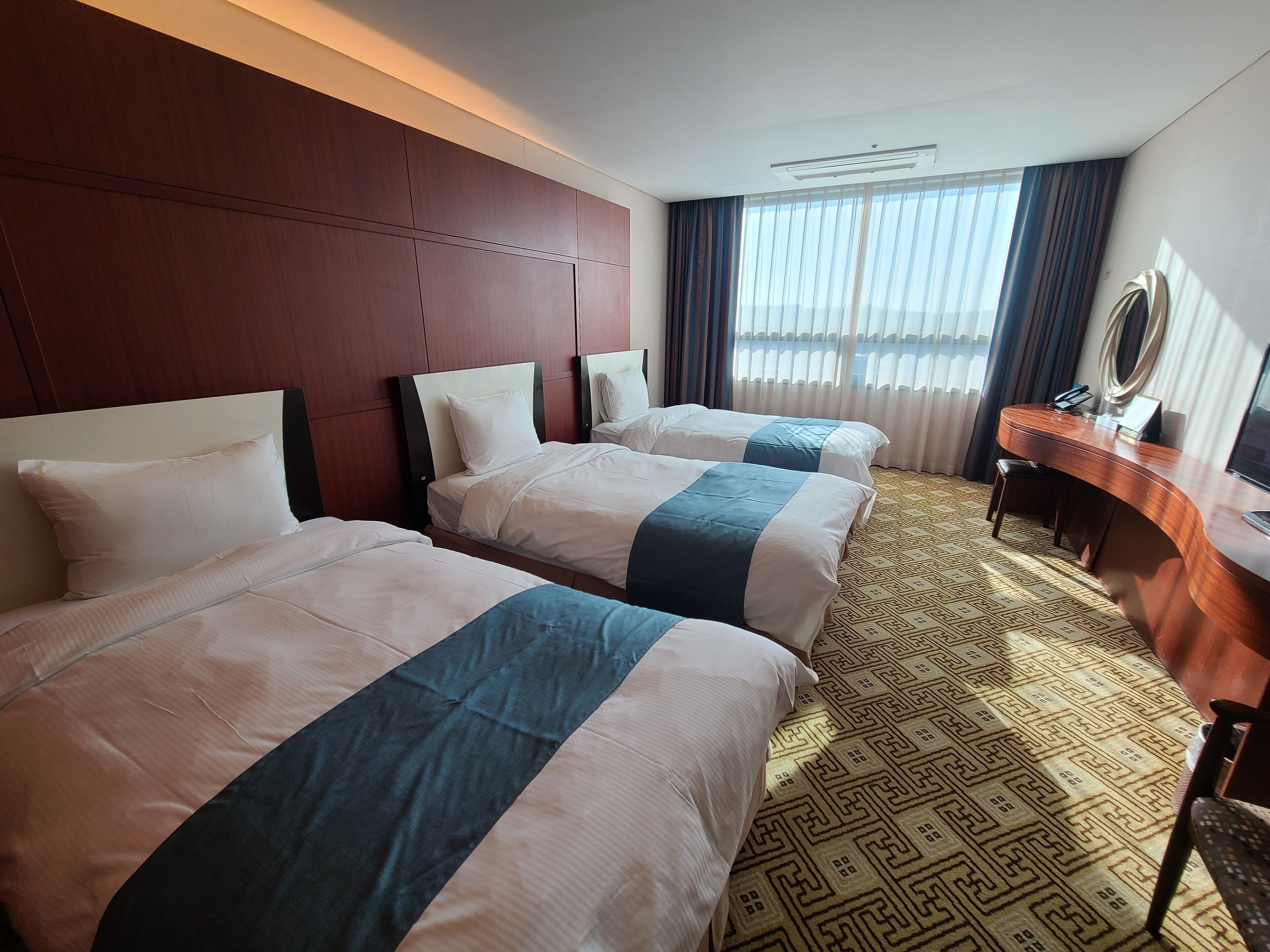 Tremannsrom – deluxe | Sengetøy av topp kvalitet, individuelt innredet og skrivebord