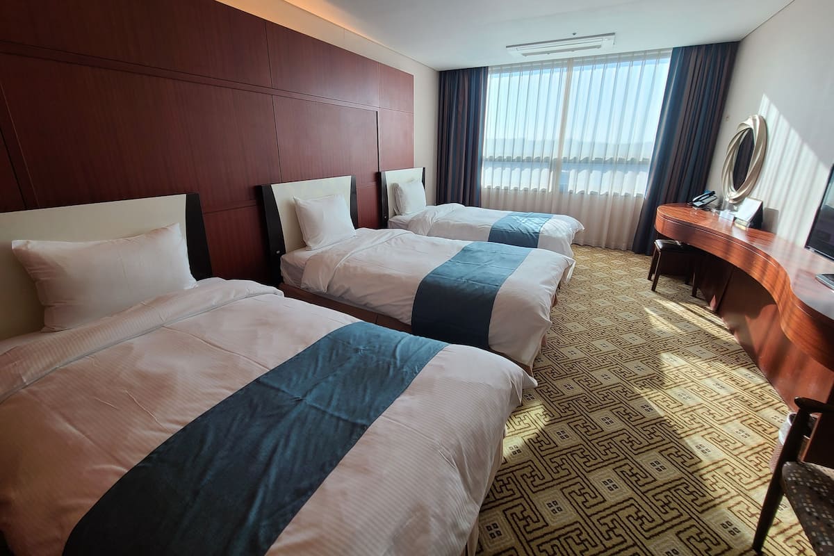 Tremannsrom – deluxe | Sengetøy av topp kvalitet, individuelt innredet og skrivebord