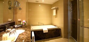 Sunvalley Family Suite | Bathroom | Separate bathtub and shower, free toiletries, hair dryer, slippers