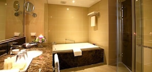Sunvalley Family Suite | Bathroom | Separate bathtub and shower, free toiletries, hair dryer, slippers
