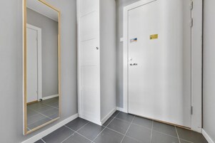 Tabla de planchar con plancha, wifi gratis, ropa de cama