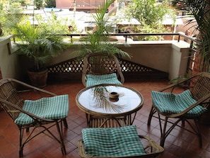 Luxury Apartment | Outdoor dining