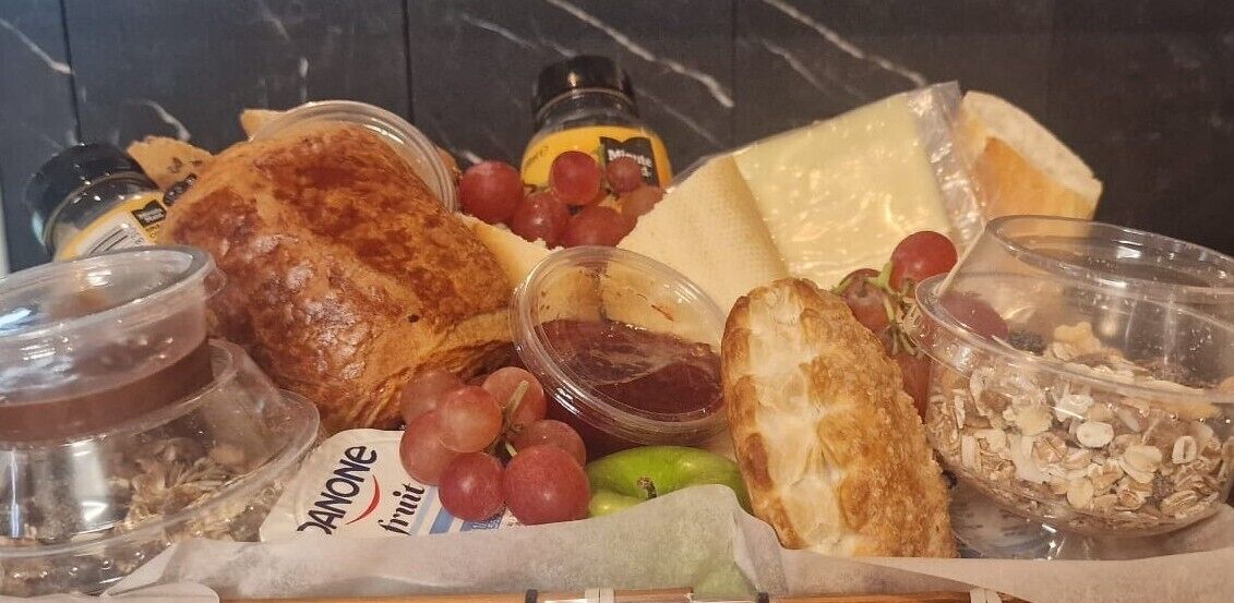 Eine Platte mit verschiedenen Käsesorten, Früchten und Nüssen.