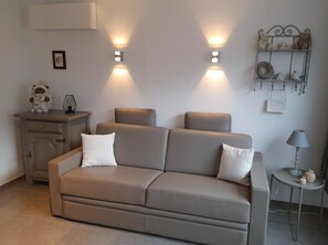 Familieleilighet, 2 soverom, ikke-røyk, hjørnerom | Oppholdsområde | LCD-TV og DVD-spiller