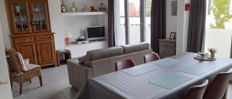 Familie appartement, 2 slaapkamers, niet-roken, op de hoek | Woonruimte | Een lcd-televisie en een dvd-speler