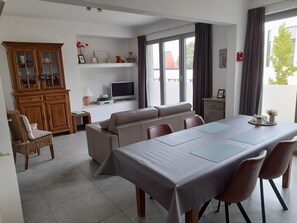 Familieleilighet, 2 soverom, ikke-røyk, hjørnerom | Oppholdsområde | LCD-TV og DVD-spiller