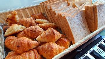 Bữa sáng buffet hàng ngày (250 THB/mỗi người)