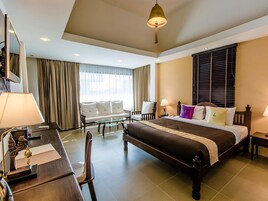 Chambre Deluxe double | Literie de qualité, coffre-fort, bureau, fer et planche à repasser