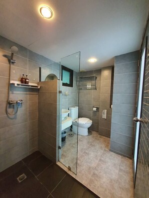 Shower, free toiletries, hair dryer, bathrobes - Goldenbell Hotel Chiangmai (Chiang Mai)