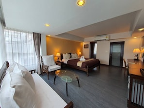 Deluxe Double Room | Peralatan tempat tidur premium, peti besi dalam bilik, meja 