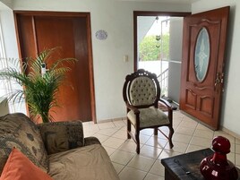Habitación estándar doble, 1 cama de matrimonio grande, frigorífico y microondas, vistas al patio | Minibar, escritorio, tabla de planchar con plancha y wifi gratis
