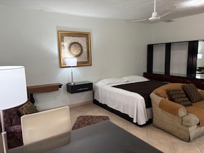 Business Single Room, 1 Large Single Bed, Refrigerator & Microwave, Courtyard View | Minibar, desk, iron/ironing board, free WiFi