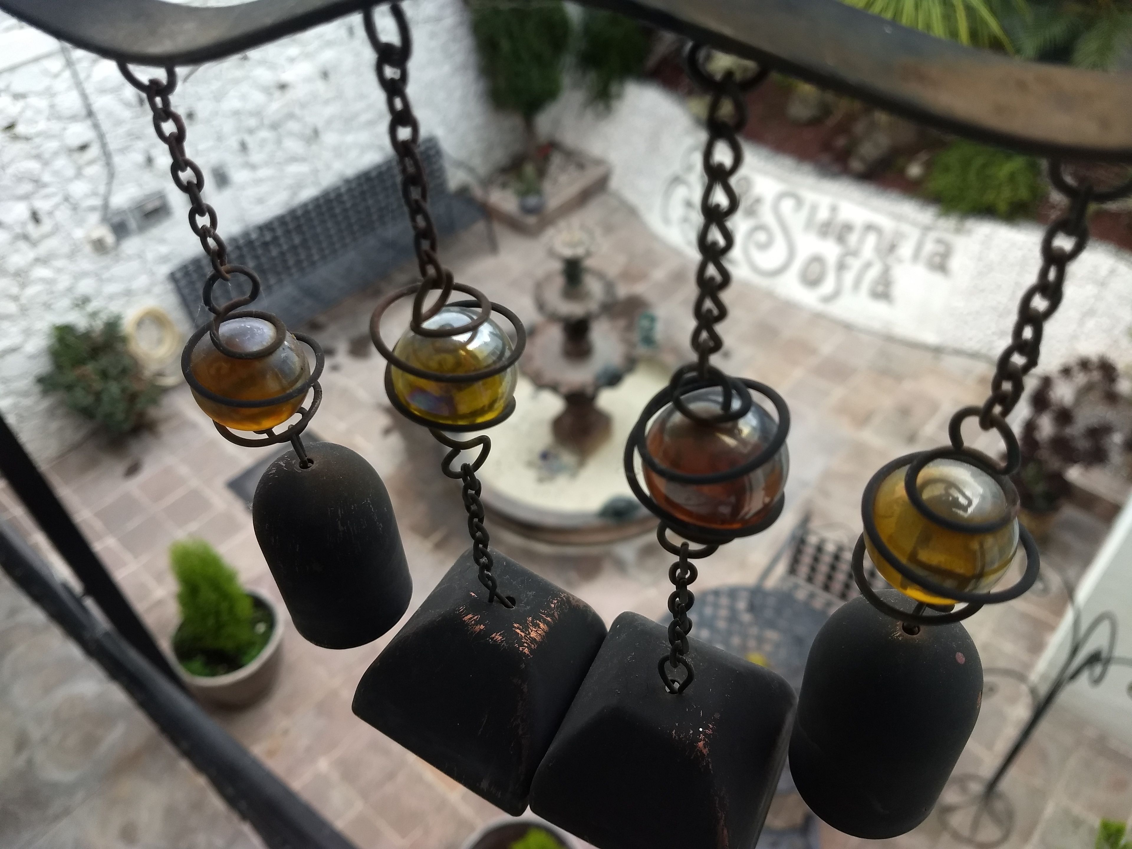 Luminária pendente com várias lâmpadas e um detalhe decorativo.