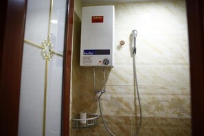 Een douche, gratis toiletartikelen, een haardroger, pantoffels