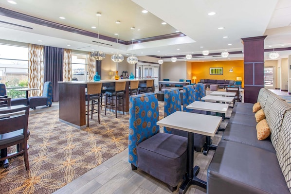 Free daily continental breakfast  - La Quinta Inn & Suites by Wyndham Gonzales TX (Gonzales)