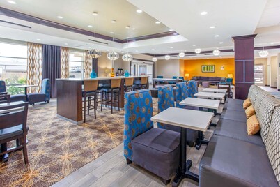 La Quinta Inn & Suites by Wyndham Gonzales TX