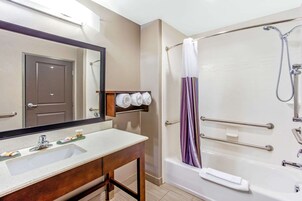 Bañera con ducha, artículos de tocador gratuitos, secador de pelo