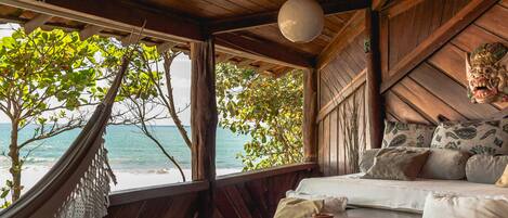 2 bedrooms, premium bedding, minibar, in-room safe