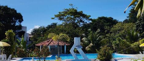 Piscina externa, guarda-sóis