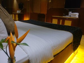 Cottage Suite | Desk, bed sheets - The Camelot Beach Resort (Calangute)