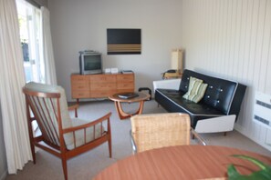 1970's Suite 3 | Living room | 32-inch flat-screen TV with satellite channels, TV - The Lake Motel (Taupo)
