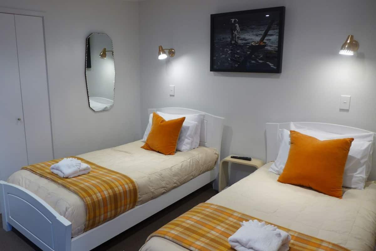 Habitación clásica con 2 camas individuales, 2 camas individuales, refrigerador y microondas | Insonorización, tabla de planchar con plancha y wifi gratis