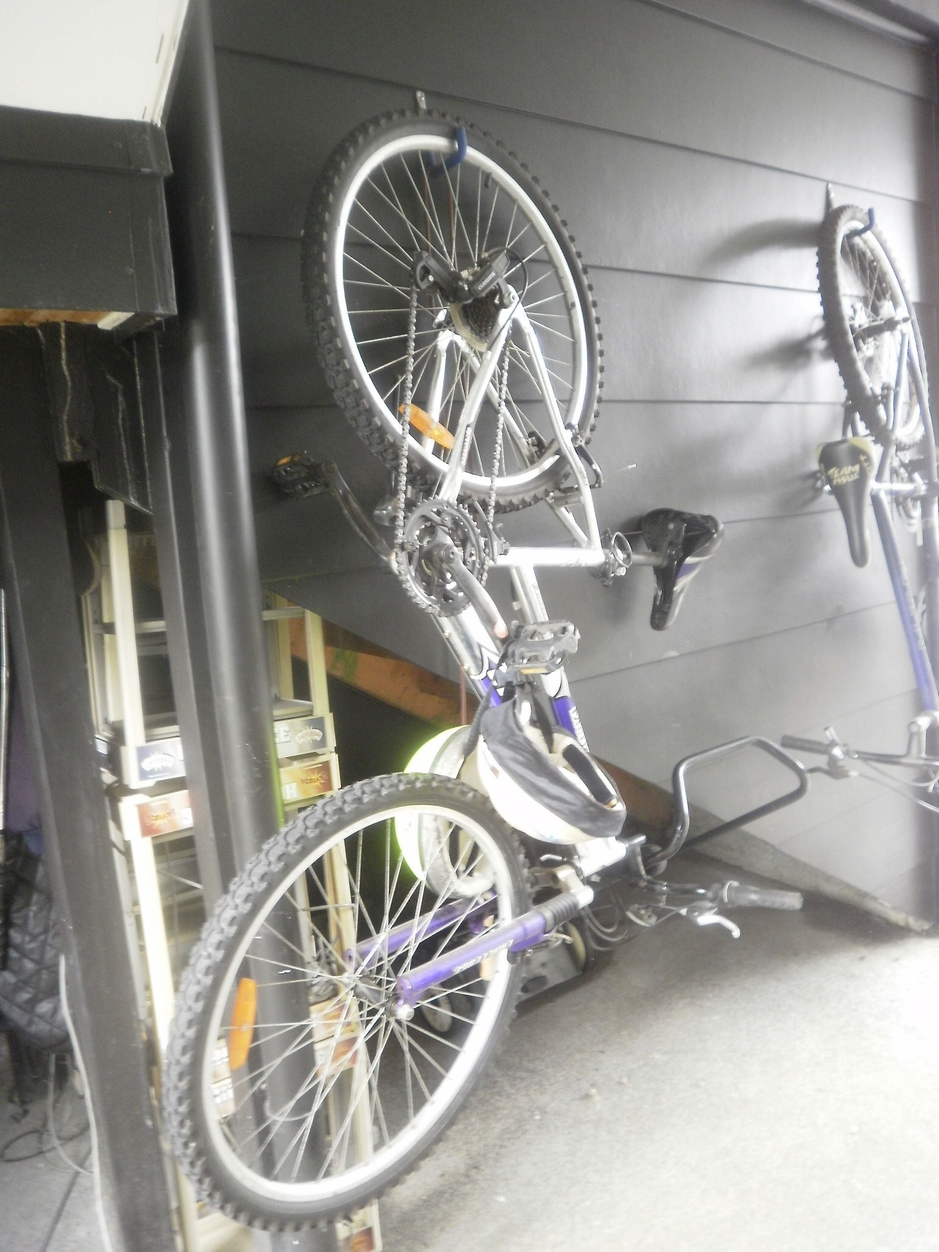 Una bicicleta sujeta a un soporte de pared.